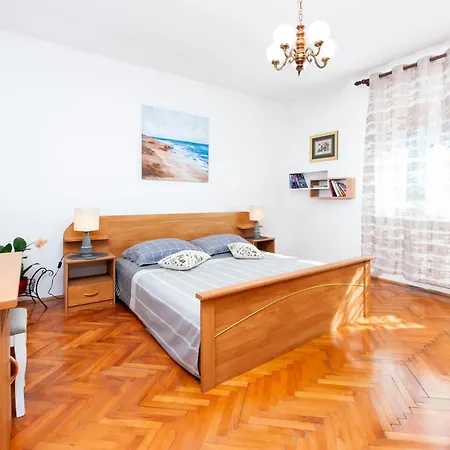 Ana Apartment Orbanici